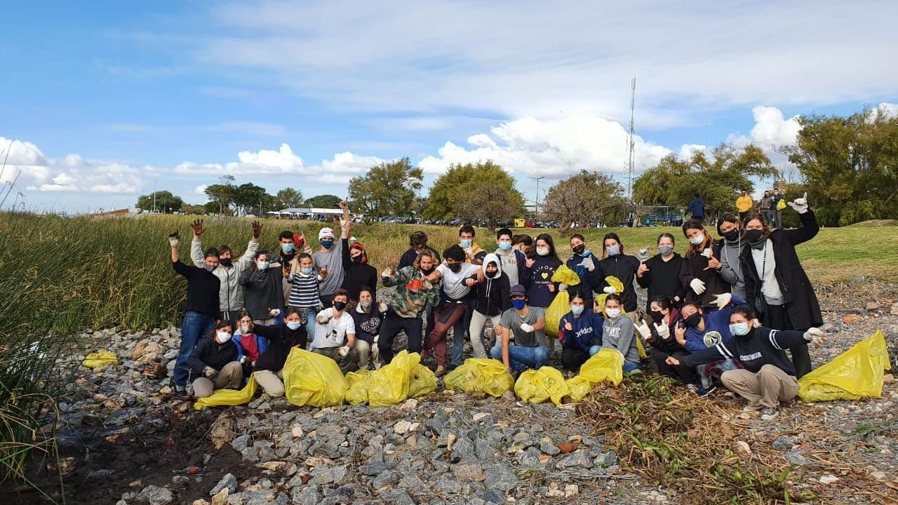 Voluntarios recolectando basura en el río